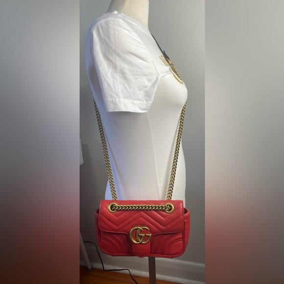 Gucci GG Marmont shoulder bag in deep red matelassé chevron nappa leather. - Picture 13 of 17